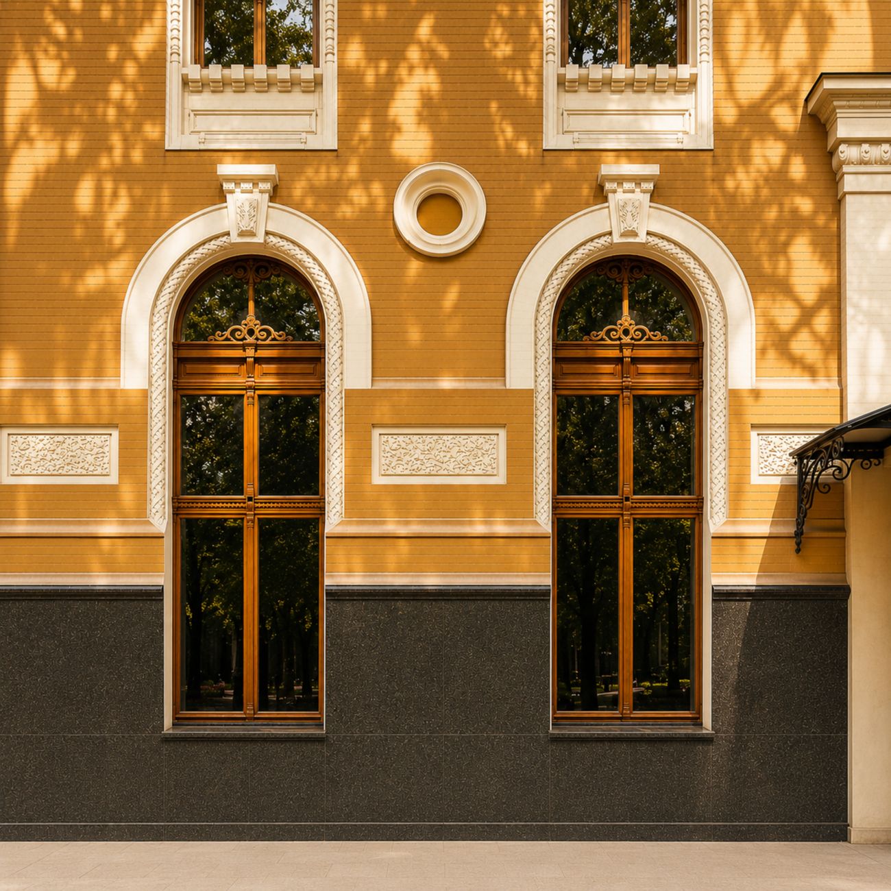 Arkiniai mediniai DOLETA langai istoriniame fasade